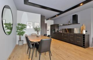 LL Properties - TB24 Elegant Escape w Hot-tub Access - 9