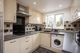 Spacious 5 Bed Family Home with Parking and Fast WiFi Leicester - 7