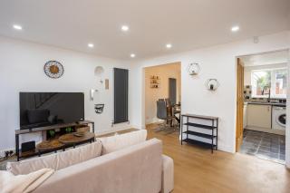 Spacious 5 Bed Family Home with Parking and Fast WiFi Leicester - 1