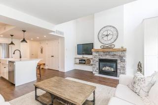 Sierra Hideaway - Walk to the Village - King Bed - 7