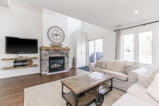 Sierra Hideaway - Walk to the Village - King Bed - 2