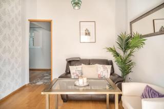 Beautiful and bright- 1Bd 1Bth- Center - 9