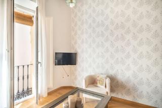 Beautiful and bright- 1Bd 1Bth- Center - 5