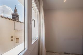 Wide bright- 2Bd 2Bth- Cathedral - 7