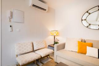 Wide bright- 2Bd 2Bth- Cathedral - 5