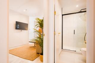 Wide bright- 2Bd 2Bth- Cathedral - 1