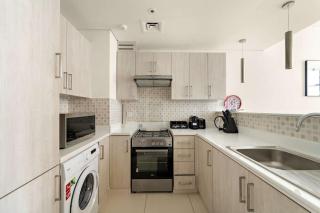 Stylish 1BR in Palm Jumeirah with Rooftop Pool - 9