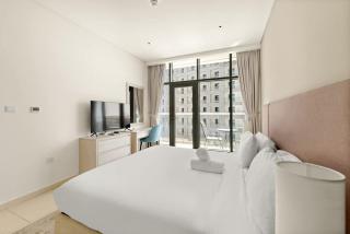 Stylish 1BR in Palm Jumeirah with Rooftop Pool - 3