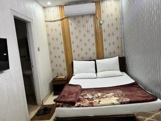 The Mall Luxury Guest House - 1