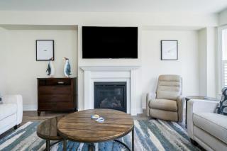 Luxury Mountain Townhome - Shuttle Patio & Trails - 2