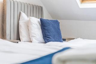 3BR Hull Contractor Stay - Parking Sleeps 9 - 2