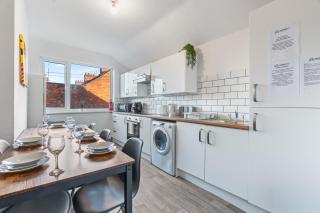 Beverly Retreat Spacious with Free Parking - 6