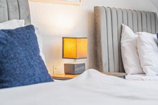 3BR Hull Contractor Stay - Parking Sleeps 9 - 1