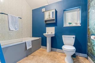 3BR Hull Contractor Stay - Parking Sleeps 9 - 8