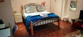 London W2 Studio apartment for three - 3