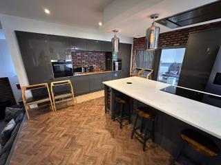 Large 5BR Manchester Stay Jacuzzi Bath Parking - 7