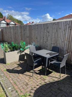 Large 5BR Manchester Stay Jacuzzi Bath Parking - 4