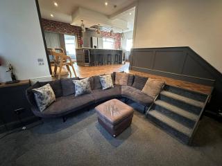 Large 5BR Manchester Stay Jacuzzi Bath Parking - 5