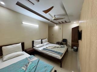 The Mall Luxury Guest House - 1
