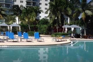 Vista al mar, piscina y cochera en Sunny Isles - 6
