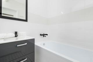 Stylish Apartment in Gdańsk with Balcony, Desk and Bathtub by Noclegi Renters - 7