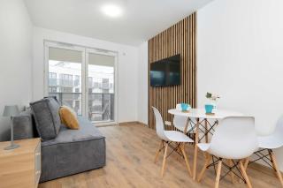 Stylish Apartment in Gdańsk with Balcony, Desk and Bathtub by Noclegi Renters - 3