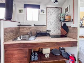 Tilley's Glamping - The Carriage Lorry - 9