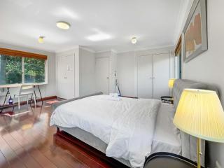 MetaWise Cozy Room 1 in Shared Home Free Parking - 7