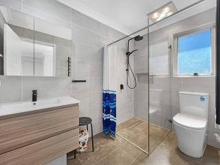 MetaWise Cozy Room 1 in Shared Home Free Parking - 6