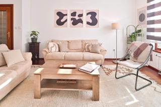 Modern Central Apartment - Free Private Parking - 1