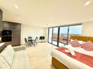 Colts Villages Apartment in London - 0