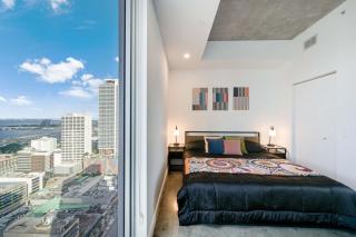 Vibrant Downtown Haven with Rooftop Pool & Parking - 9