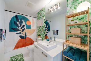 Vibrant Downtown Haven with Rooftop Pool & Parking - 8