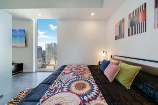 Vibrant Downtown Haven with Rooftop Pool & Parking - 1