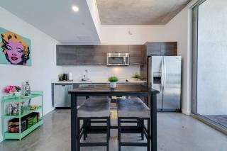 Vibrant Downtown Haven with Rooftop Pool & Parking - 9