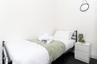 Four Bedroom House by Brookland Stays Serviced Accommodation & Short Lets in Newcastle with Free WiFi - 9