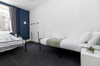 Four Bedroom House by Brookland Stays Serviced Accommodation & Short Lets in Newcastle with Free WiFi - 7