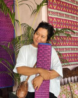 Here Library - A wooden home by the river with a library - 4