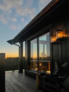 Enjoy The Calm Setting Of This Cozy Family Cabin - 8