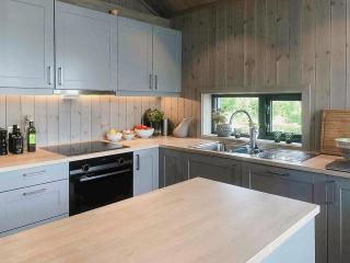 Enjoy The Calm Setting Of This Cozy Family Cabin - 7