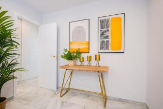 Wide bright- 2Bd 2Bth- Cathedral - 3