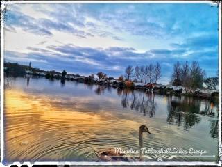 Meridian Tattershall Lakes Escape - Lakeside lodge caravan with the fishing peg LUXURY HOT TUB - 1