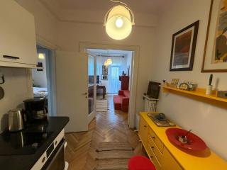 Cozy Central Skyline Apartment - 4