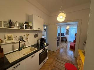 Cozy Central Skyline Apartment - 3