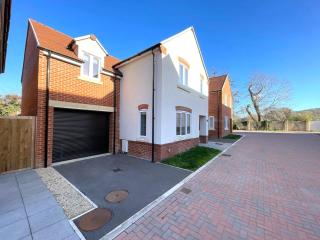 Brand NEW 4-bedroom detached house - 20-min walk to Gloucester Docks - Ample Parking - Superfast Wi-Fi - Long-stay rates! - 9