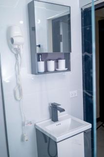 Dowayne 1bed 1 bath in gated community colbeck manor - 1