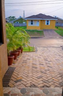 Dowayne 1bed 1 bath in gated community colbeck manor - 4