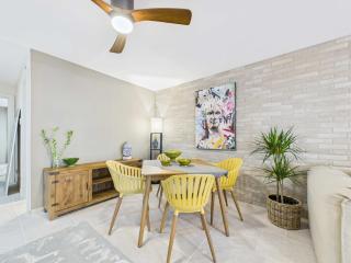 Wells Street Apartment - 8