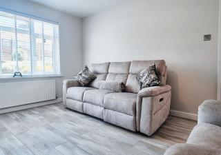 Cosy 2BR House on Quiet Street with Free Parking - 8