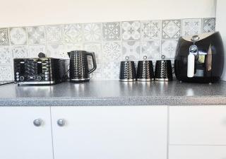 Cosy 2BR House on Quiet Street with Free Parking - 5